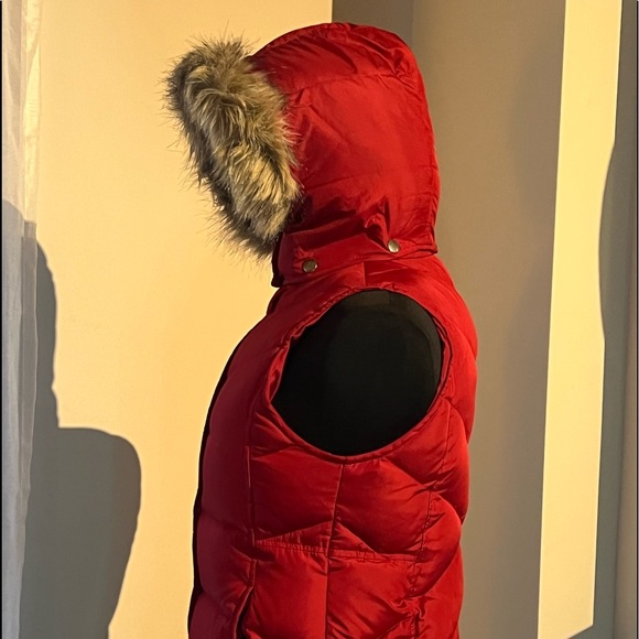 Down-filled hooded puffer vest with faux fur trim - Picture 6 of 8